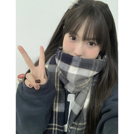 【暖意融融，点亮冬日】新品JK围巾，百搭甜美的新款围巾，格子花纹给人髙级感，冬季必备保暖之选。特别适合女性学生搭配，让你在校园中更具魅力。学生必备，女性必买！ 商品图3