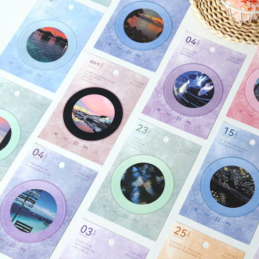 【唱片日历❗️与音乐相伴走过一年四季】带给你每天不一样的视觉新鲜感，加厚纸张 稳固三角底座，一天一页桌面摆件365张唱片歌词日历QQ直播引流品 商品图1