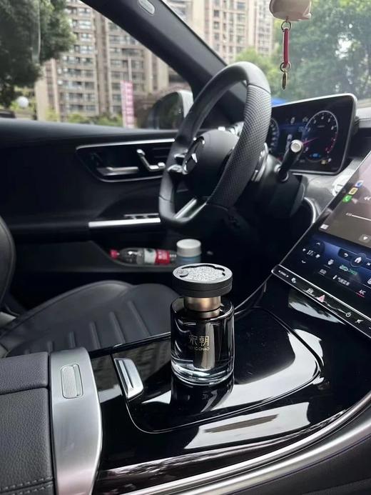 买就赠扩香藤条❗️【宋朝·暗夜黑金车载香薰120ml】4款香型，和五星酒店一样高级的香味✅天然植物萃取精油调香，⁨散香舒缓持久✅环保溶剂，⁥无毒无刺激、‍可降解无污染！ 商品图1