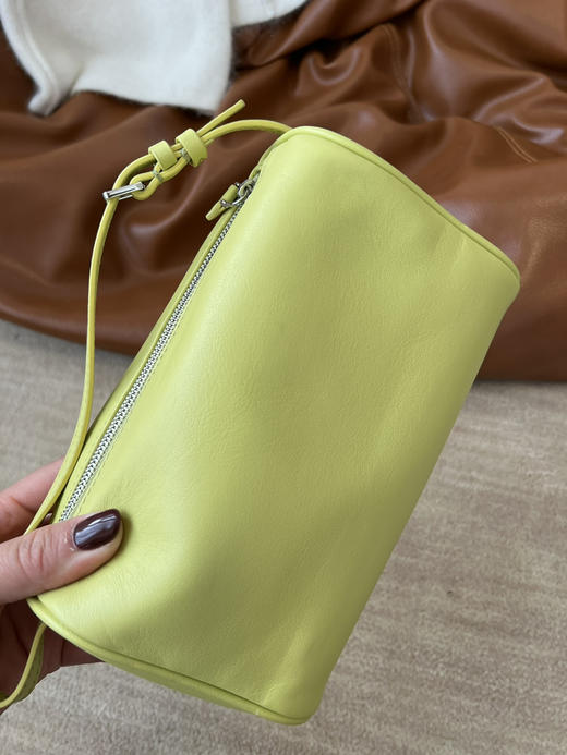 1110-8 双十一绝杀亏清 TR 90年代 小鸡黄 笔筒手袋 笔筒包 商品图1