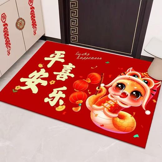 【年味带回家❗️蛇年水晶绒入户门垫】2025新款蛇年卡通红色地垫，水晶绒面料 柔软舒适亲肤 不掉毛不掉色，喜庆开门红地毯入户耐脏脚垫门外蹭土垫QQ 商品图0