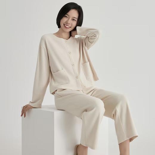 【宅家自由感】米馨悦  女牙签条系扣V领家居服套装-A09701  女牙签条系扣圆领家居服套装-A09703  高密纺织工艺  330g加厚弹力面料  无束缚好打理 商品图5