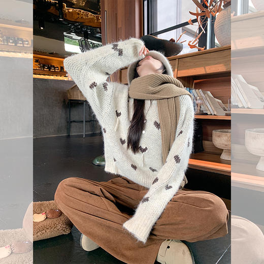 <曾小咸推荐>慵懒风杏色圆领套头爱心毛衣 商品图3