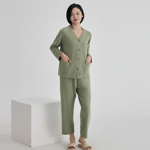 【宅家自由感】米馨悦  女牙签条系扣V领家居服套装-A09701  女牙签条系扣圆领家居服套装-A09703  高密纺织工艺  330g加厚弹力面料  无束缚好打理 商品图1