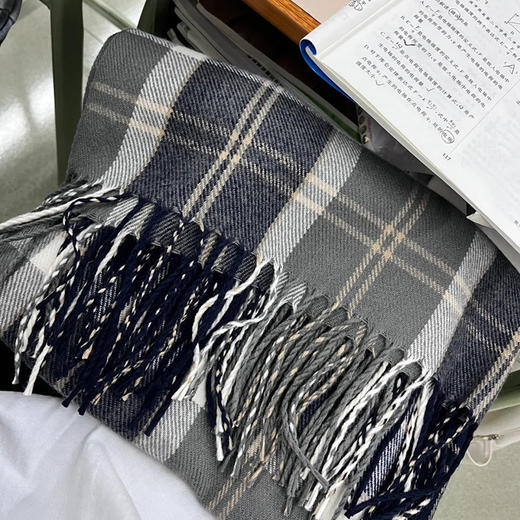 【暖意融融，点亮冬日】新品JK围巾，百搭甜美的新款围巾，格子花纹给人髙级感，冬季必备保暖之选。特别适合女性学生搭配，让你在校园中更具魅力。学生必备，女性必买！ 商品图4