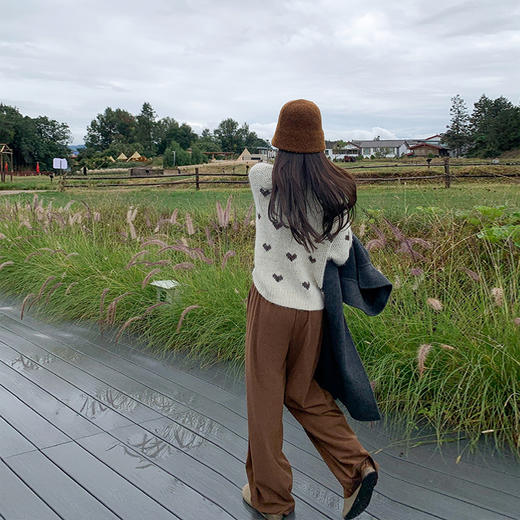 <曾小咸推荐>慵懒风杏色圆领套头爱心毛衣 商品图4