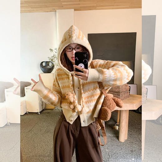 <曾小咸推荐>冬季复古黄条纹连帽小熊毛衣 商品图0