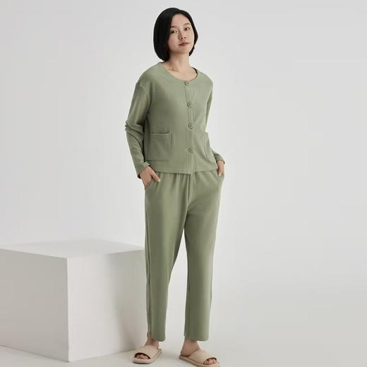 【宅家自由感】米馨悦  女牙签条系扣V领家居服套装-A09701  女牙签条系扣圆领家居服套装-A09703  高密纺织工艺  330g加厚弹力面料  无束缚好打理 商品图4
