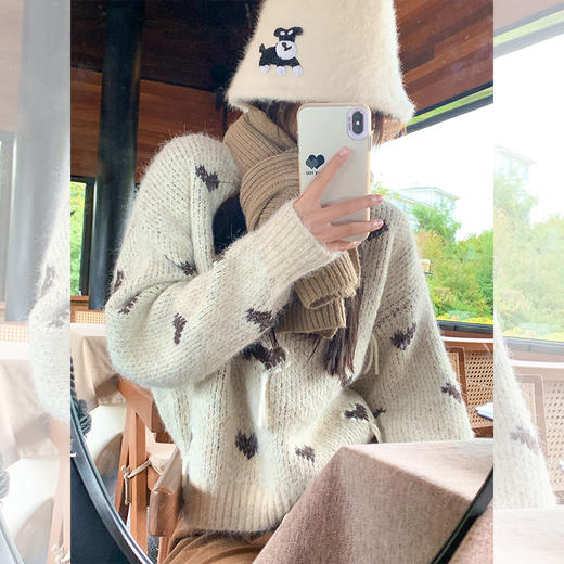 <曾小咸推荐>慵懒风杏色圆领套头爱心毛衣 商品图0