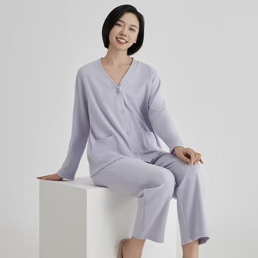 【宅家自由感】米馨悦  女牙签条系扣V领家居服套装-A09701  女牙签条系扣圆领家居服套装-A09703  高密纺织工艺  330g加厚弹力面料  无束缚好打理 商品图0