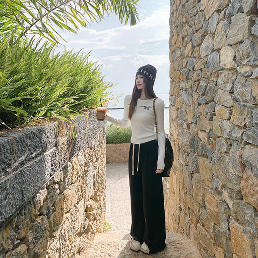 <曾小咸推荐>蝴蝶结绣花白色圆领毛织衫 商品图1