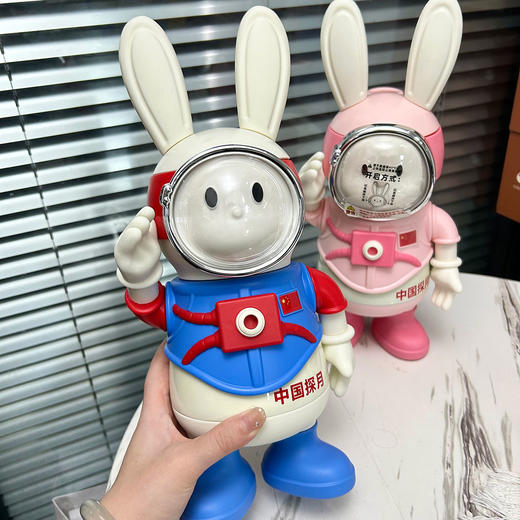 【中国探月航天工程正版纪念品】高品质重工高温公仔水杯 四肢可动玩偶 超酷斜挎配饰 商品图3
