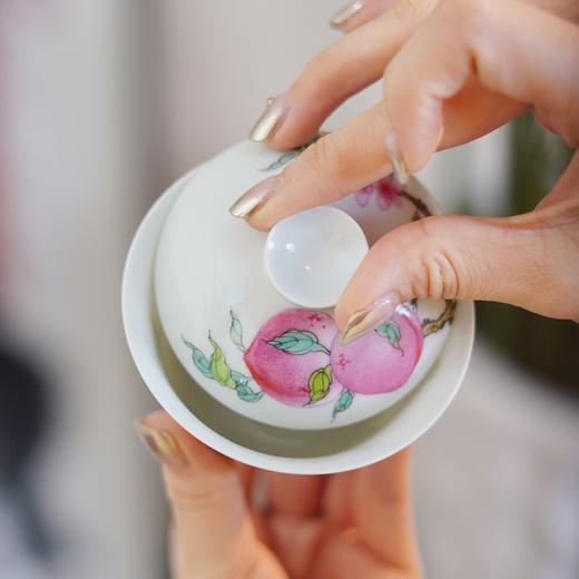 【指间彩】粉彩五桃两蝠两才钟型盖碗满容约130cc 商品图2