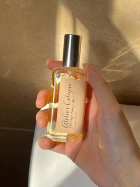 欧珑Orange Sanguine赤霞橘光100ml 欧珑超火的一款的 一股非常澄澈的橙花香 当微风轻佛时 整个人会变得轻盈干净又充满绿意