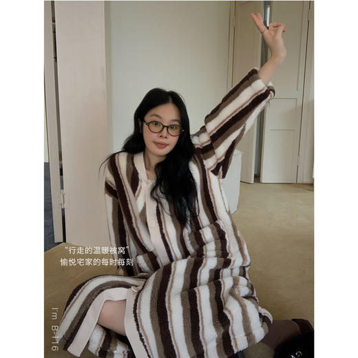 杜小宅秋冬新款睡袍女小熊环游记线条艺术家。被窝暖暖袍慵懒外套 商品图3