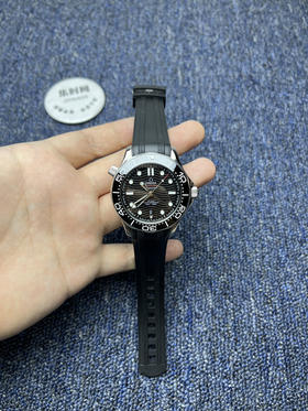 升级版 经典欧米茄OMEGA海马300米系列"黑海马"潜水男士腕表
机芯：搭载进口原装西铁城