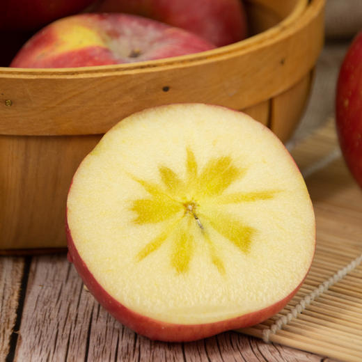 【京东包邮】新疆阿克苏冰糖心苹果 4.5斤彩箱装 商品图0