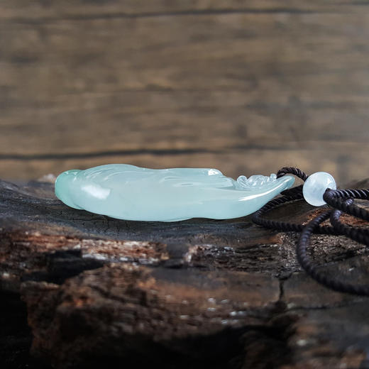 【天然正品】天然收藏级张青兰作品无杂裂冰种力争上游造型随形翡翠吊坠项链 111124XY01 现售价：16800！ 商品图6