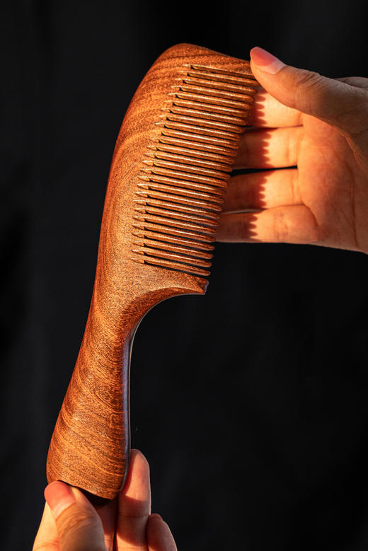 📣29.9一把‼梳出明星同款高颅顶～【进口龙凤檀木气垫按摩梳】  按摩头皮促进血液循环，保护毛囊  用过的全是好评，保证是你用了就不想换的梳子🤙 商品图14