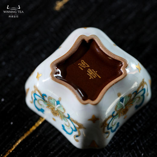 问鼎汝瓷鼎峰系列紫金釉老款四方杯（莲花描金） 商品图4