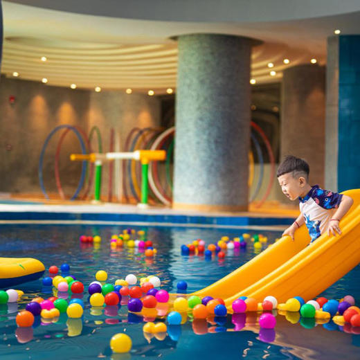 3天2晚【长白山温泉皇冠假日酒店】入住园景高级房，享每日温泉畅泡、双人晚餐、萌宠乐园互动及儿童乐园，还有高铁站免费接驳服务~ 商品图2