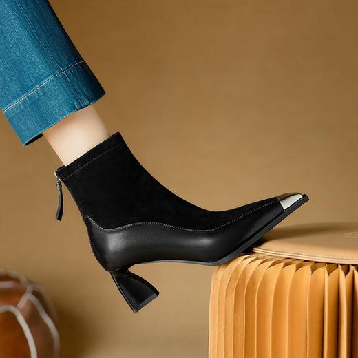 【预售5天】防踢金属头优雅干练，羊反绒面粗高跟真皮通勤短靴女靴DB&M6111 商品图0