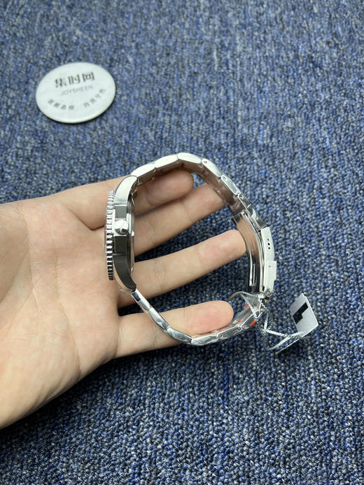 浪琴新款康卡斯系列 黑色盘 男士腕表 增强夜光持久效果！
机芯：搭载进口西铁城 商品图4