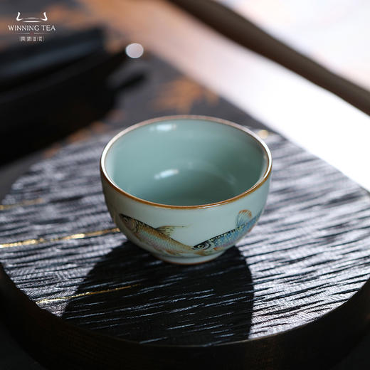 问鼎汝瓷鼎峰系列紫金釉老款听泉杯（潭影双鱼） 商品图1