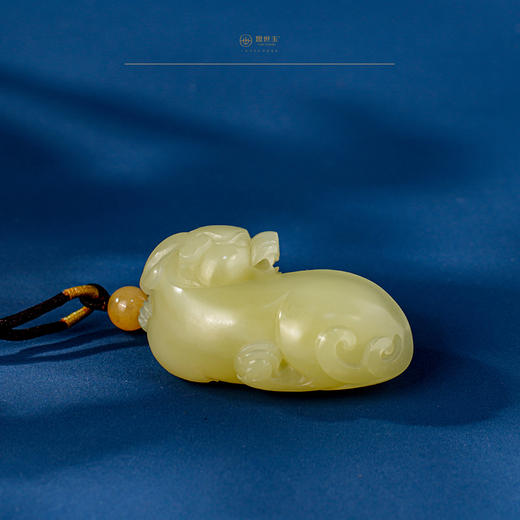 中国海派玉雕大师王金忠高级定制黄玉-貔貅 回眸赐福 挂件 商品图2