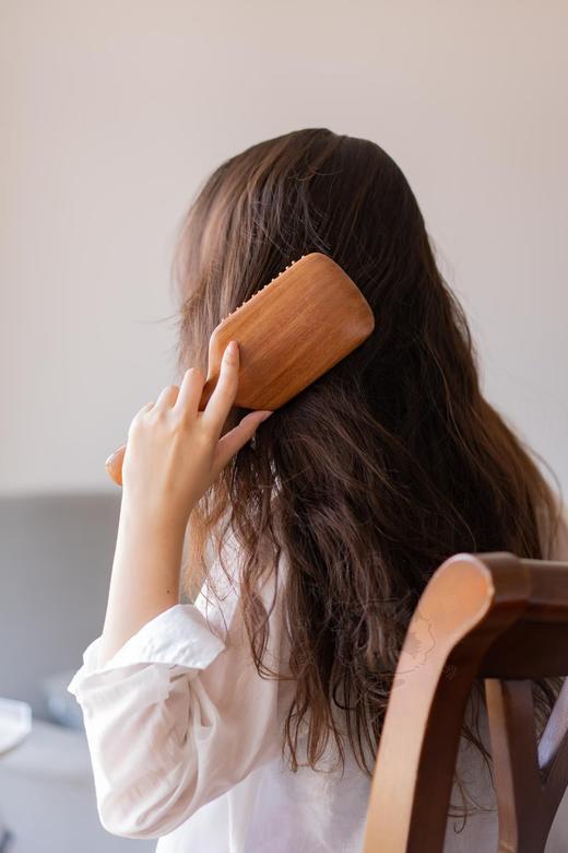 📣29.9一把‼梳出明星同款高颅顶～【进口龙凤檀木气垫按摩梳】  按摩头皮促进血液循环，保护毛囊  用过的全是好评，保证是你用了就不想换的梳子🤙 商品图0