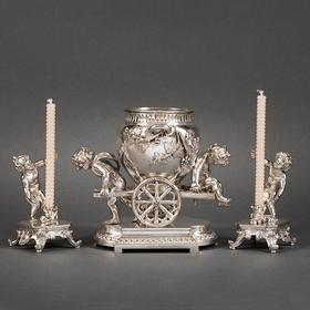 独角鹿西洋古董 19世纪法国出品洛可可风格小天使葡萄藤叶主题铜镀银精雕烛台花瓶三件套