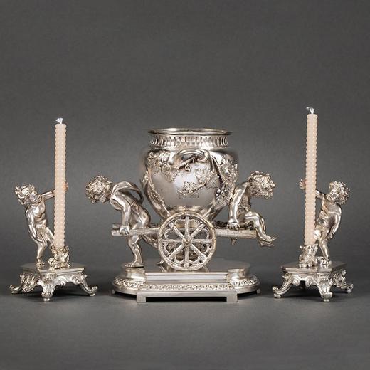 独角鹿西洋古董 19世纪法国出品洛可可风格小天使葡萄藤叶主题铜镀银精雕烛台花瓶三件套 商品图0