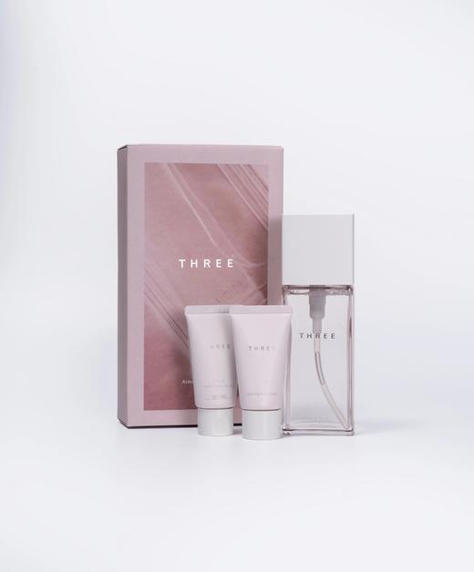 THREE 粉钻发光水礼盒（THREE 臻致焕颜精华水 140ml+臻致焕颜柔润卸妆啫喱28g+ 臻致焕颜乳液28ml) 商品图2