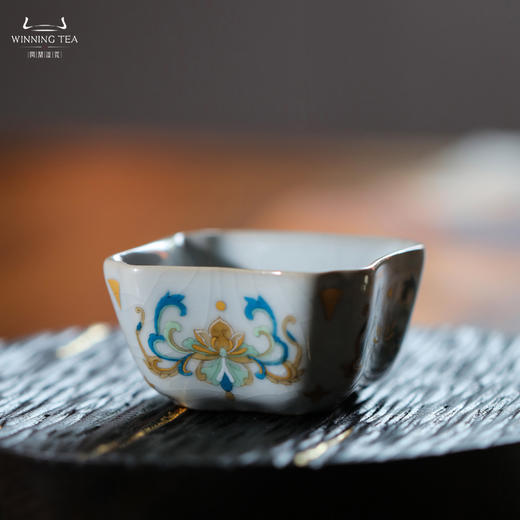 问鼎汝瓷鼎峰系列紫金釉老款四方杯（莲花描金） 商品图1