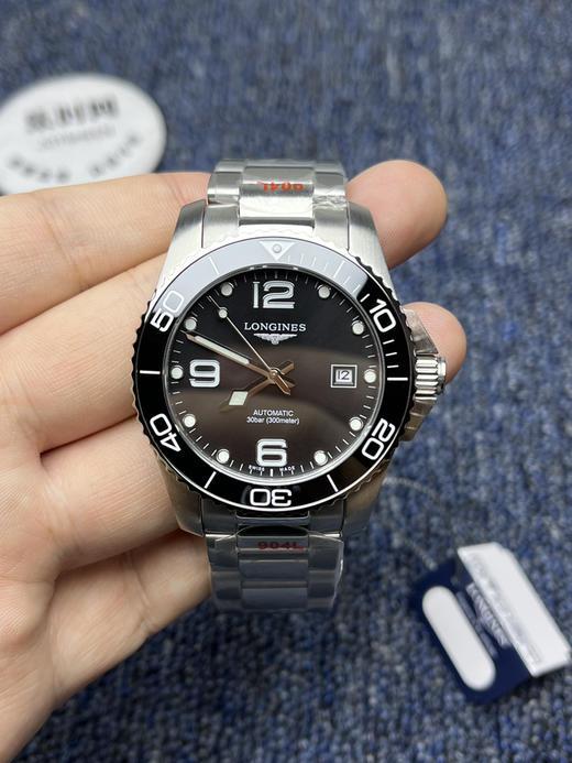 浪琴新款康卡斯系列 黑色盘 男士腕表 增强夜光持久效果！
机芯：搭载进口西铁城 商品图1