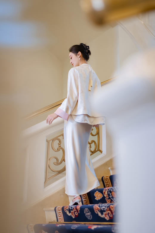 盛唐婧 |真丝蝴蝶结开衩鱼尾半裙-米白色 商品图7