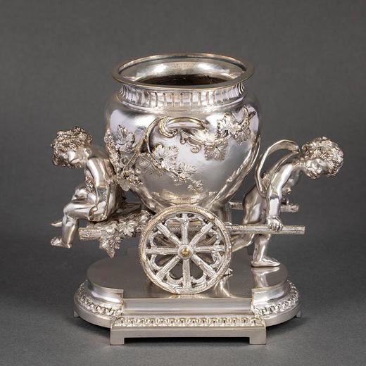 独角鹿西洋古董 19世纪法国出品洛可可风格小天使葡萄藤叶主题铜镀银精雕烛台花瓶三件套 商品图1