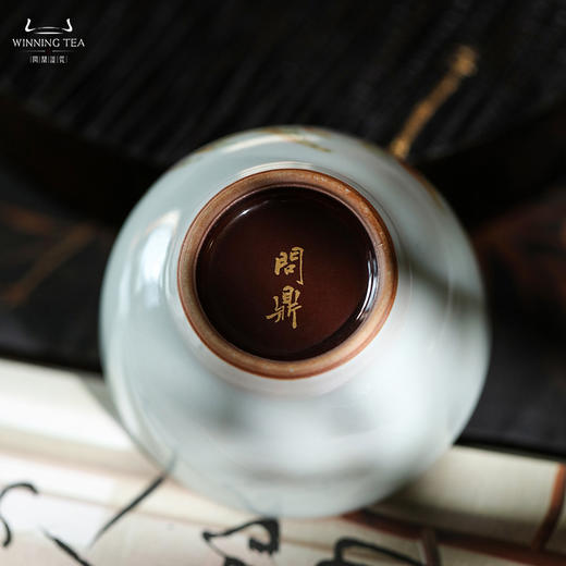 问鼎汝瓷鼎峰系列紫金釉老款听泉杯（潭影双鱼） 商品图4