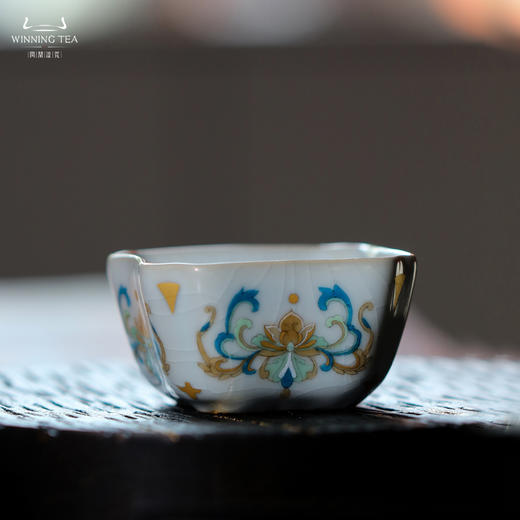 问鼎汝瓷鼎峰系列紫金釉老款四方杯（莲花描金） 商品图0