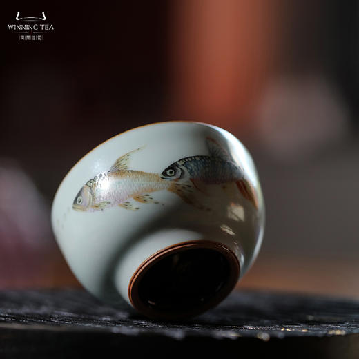 问鼎汝瓷鼎峰系列紫金釉老款听泉杯（潭影双鱼） 商品图2