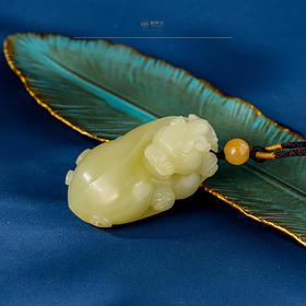 中国海派玉雕大师王金忠高级定制黄玉-貔貅 回眸赐福 挂件