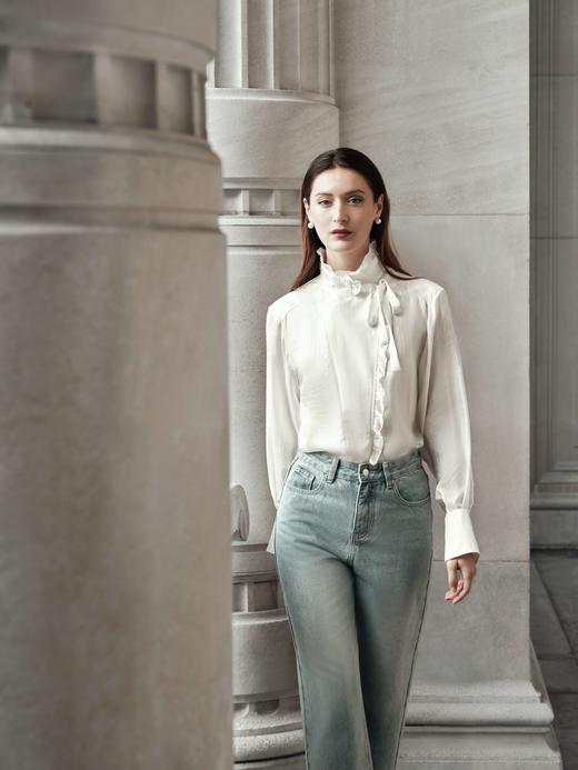 MaisonQiXin CC231201 法式宫廷木耳边立领真丝衬衫 P230101   MaisonQiXin 经典直筒牛仔百搭神裤 商品图1
