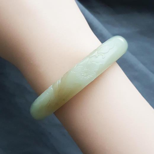 【天然正品】天然新疆料油润度佳雕花和田玉青玉54号手镯54.3MM女士现售价：2380！031024NJS03 商品图7