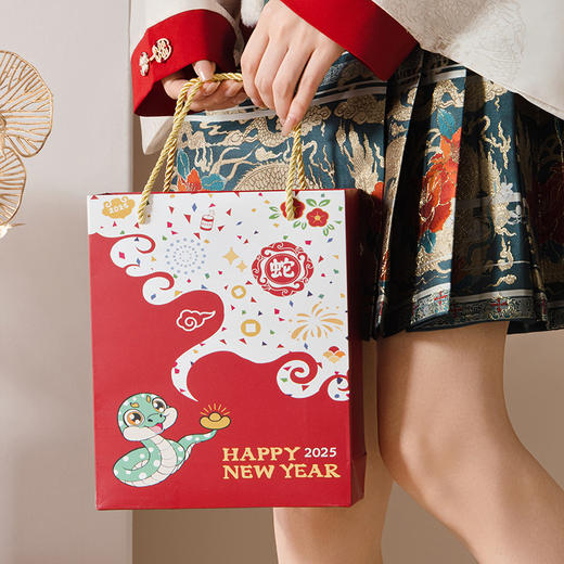 【新年红袜❗️马来运转4双礼盒装】纳福开运，过年就得穿年袜！本命年大红男女情侣袜大运喜庆袜子中筒新年年货套装 商品图4