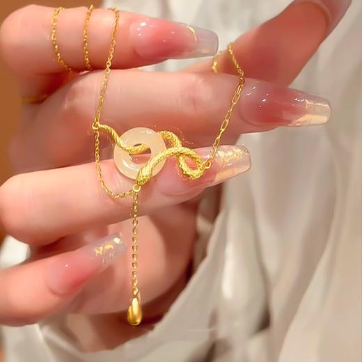 【福利❗️19.9抢🔥蛇年平安扣项链】秋冬百搭，新年运气爆棚，迎接幸福新气象！金色灵蛇精致钛钢不掉色白玉髓锁骨链年货礼盒情人节 商品图0