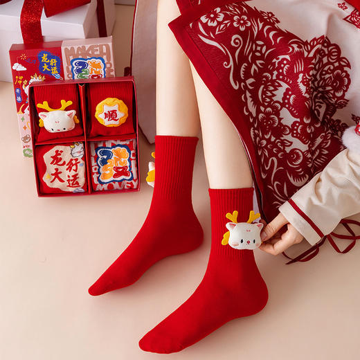 【新年红袜❗️马来运转4双礼盒装】纳福开运，过年就得穿年袜！本命年大红男女情侣袜大运喜庆袜子中筒新年年货套装 商品图3