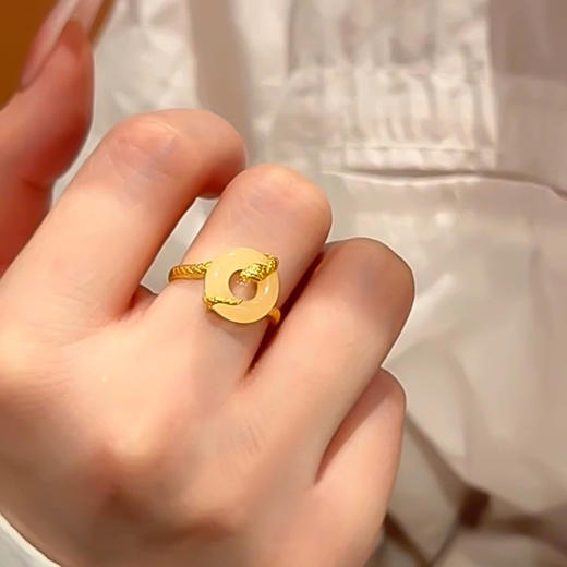 【福利❗️19.9抢🔥蛇年平安扣项链】秋冬百搭，新年运气爆棚，迎接幸福新气象！金色灵蛇精致钛钢不掉色白玉髓锁骨链年货礼盒情人节 商品图4