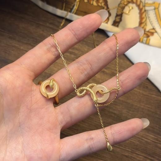 【福利❗️19.9抢🔥蛇年平安扣项链】秋冬百搭，新年运气爆棚，迎接幸福新气象！金色灵蛇精致钛钢不掉色白玉髓锁骨链年货礼盒情人节 商品图2