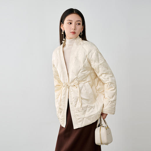 NEELLY纳俪商场同款冬季新款新中式盘扣V领爆款羽绒服女90%白鸭绒N24104L03301 商品图3