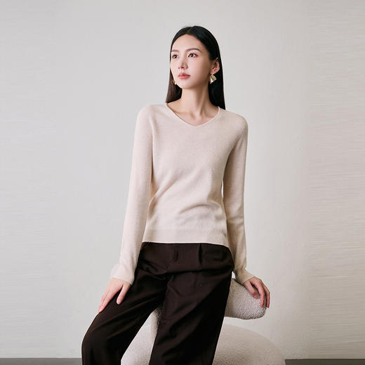NEELLY纳俪商场同款冬季新款通勤100%绵羊毛V领打底针织衫毛衣女N24094A07778 商品图3